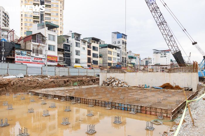 Tại hai nút giao Giảng Võ - Láng Hạ và Nguyễn Chí Thanh, công trường vẫn duy trì nhiều mũi thi công. Các trụ cầu vượt đã dần thành hình.