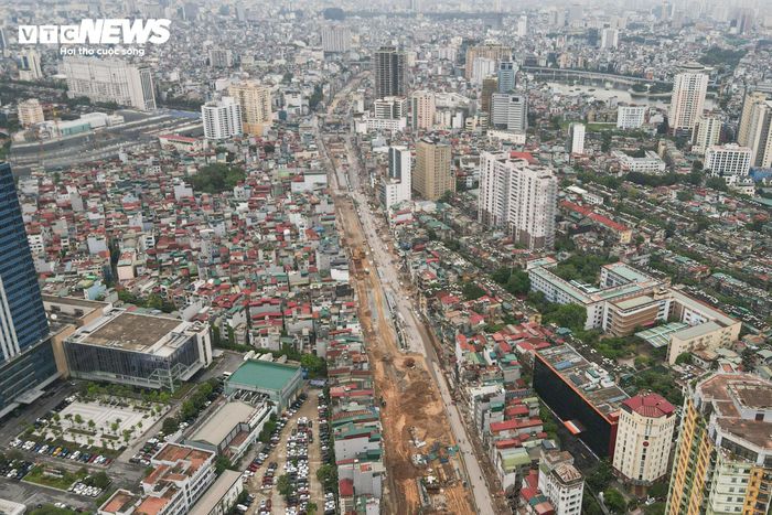 UBND TP Hà Nội vừa yêu cầu các sở, ngành và đơn vị liên quan khẩn trương tháo gỡ các khó khăn, vướng mắc để đẩy nhanh tiến độ Dự án đầu tư xây dựng đường Vành đai 1, đoạn Hoàng Cầu - Voi Phục. Thành phố đặt mục tiêu thông xe toàn tuyến trước ngày 2/9 và hoàn thành dự án trong năm 2026.