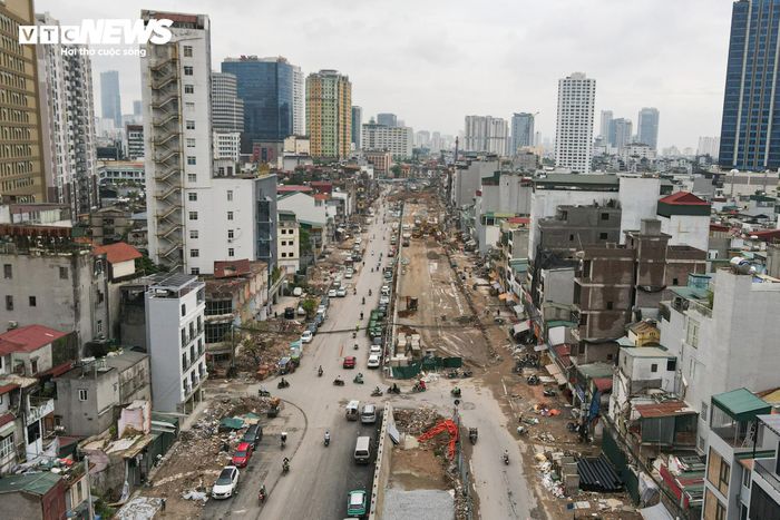 Tại đoạn từ nút giao Nguyễn Chí Thanh đến nút giao Giảng Võ, khoảng 750 m của một làn đường đã hoàn thành thảm nhựa và đưa vào khai thác, góp phần giảm áp lực giao thông trên tuyến La Thành.