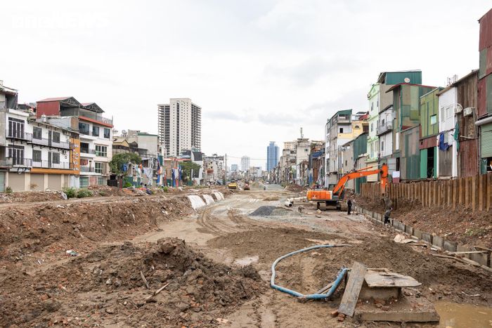 Trong khi đó, Sở Nông nghiệp và Môi trường được giao nghiên cứu phương án bố trí “lối ưu tiên” hoặc “làn xe riêng” phục vụ vận chuyển chất thải xây dựng từ các dự án trọng điểm nhằm rút ngắn thời gian xử lý, góp phần đẩy nhanh tiến độ thi công. Ban Quản lý dự án đầu tư xây dựng công trình dân dụng Thành phố cũng được yêu cầu tăng cường phối hợp với các sở, ngành để kịp thời xử lý các vướng mắc phát sinh, bảo đảm dự án hoàn thành theo kế hoạch.