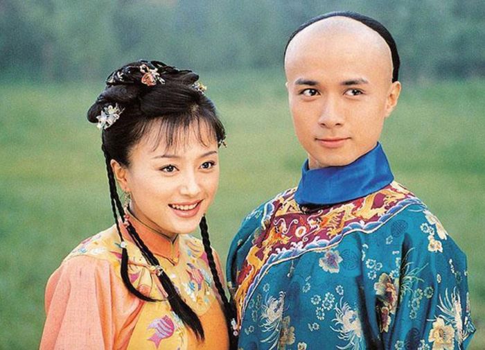 “Tân dòng sông ly biệt” và “Hoàn Châu cách cách” là 2 bộ phim làm nên tên tuổi Cổ Cự Cơ.