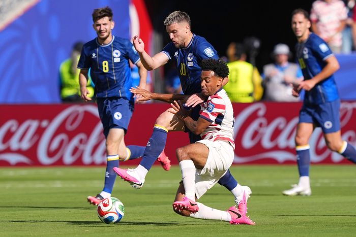 Đội tuyển Mỹ đấu với Bosnia &amp; Herzegovina ở vòng 1/16 World Cup 2026. (Ảnh: AP)
