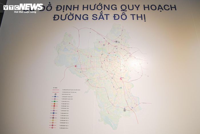 Ở lĩnh vực hạ tầng, thành phố đặt mục tiêu xây dựng mạng lưới đường sắt đa cấp dài khoảng 1.200 km, trong đó hệ thống đường sắt đô thị chiếm khoảng 979 km. Cùng với đó là hoàn thiện các tuyến vành đai, trục hướng tâm, phát triển giao thông đường thủy và quy hoạch thêm một cảng hàng không quốc tế ở phía Nam.