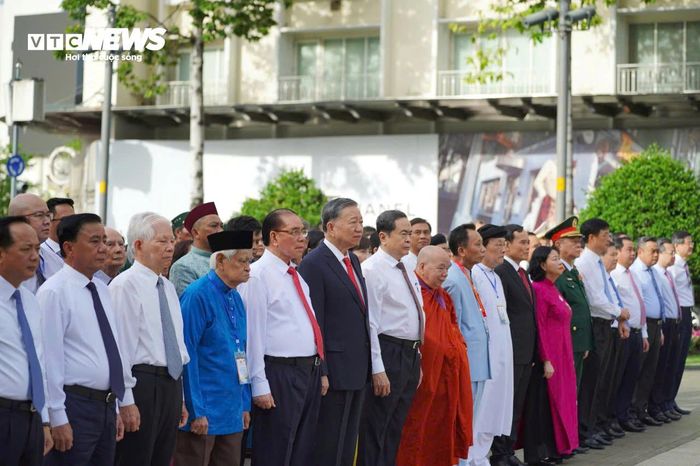 Tham gia cùng đoàn còn có các đồng chí nguyên lãnh đạo Đảng, Nhà nước, nguyên lãnh đạo TP.HCM và các đại biểu. (Ảnh: Lương Ý)