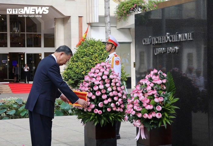 Tổng Bí thư, Chủ tịch nước Tô Lâm dâng hương, dâng hoa tưởng niệm Chủ tịch Hồ Chí Minh.