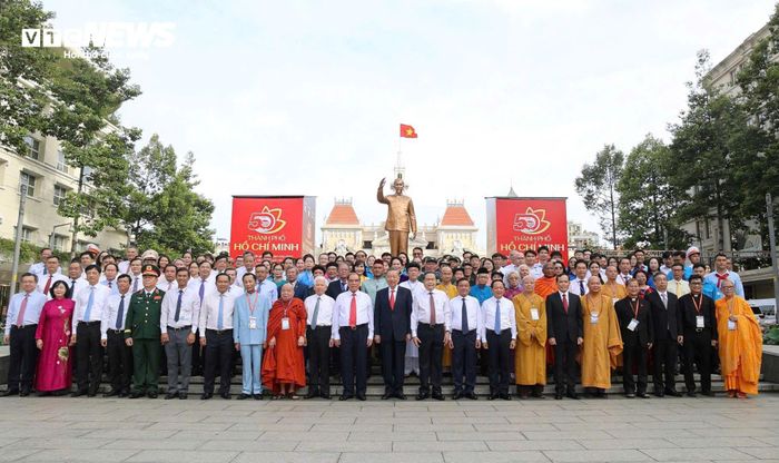 Tổng Bí thư, Chủ tịch nước Tô Lâm cùng các lãnh đạo, nguyên lãnh đạo Đảng, Nhà nước chụp ảnh kỷ niệm trước Tượng Đài Chủ tịch Hồ Chí Minh. (Ảnh: Lương Ý)