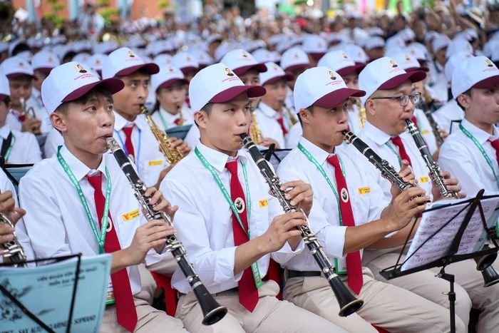 Để vào Cà Mau, trưa 1/7, đoàn di chuyển bằng 15 xe khách từ Ninh Bình. Ngay sau khi ổn định đội hình tại Trung tâm Hành hương Tắc Sậy, các nhạc công tiếp tục tổng duyệt những phần biểu diễn cuối cùng trước thánh lễ.