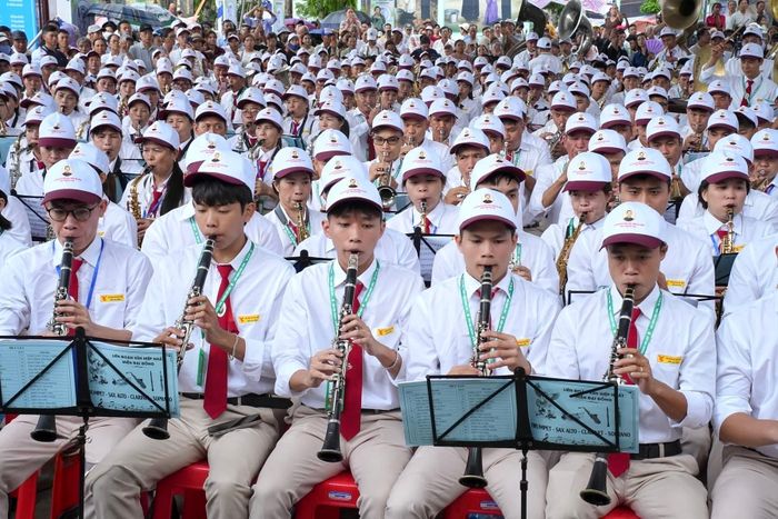 Dàn kèn được bố trí ngay trước lễ đài. Ở phía sau là nhóm chơi kèn bass - loại nhạc cụ có kích thước lớn nhất trong toàn bộ đội hình. 