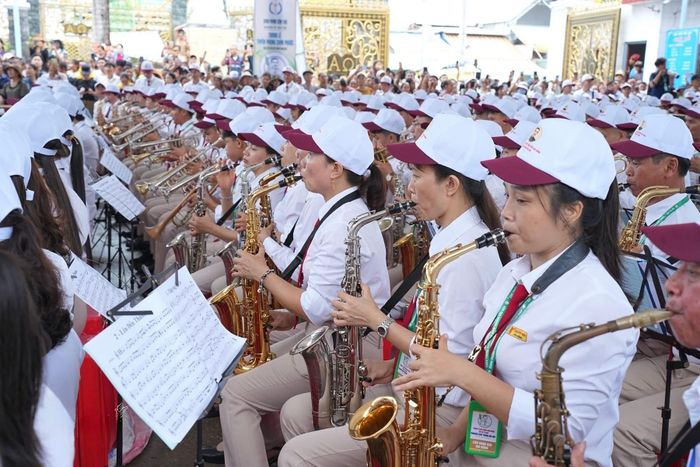 Trong Thánh lễ Tuyên phong Chân phước, dàn kèn đảm nhiệm phần âm nhạc xuyên suốt khoảng 90 phút, biểu diễn khoảng 15 tác phẩm phụng vụ. Trong đó, có các bản Lên đền thánh, Tiếng nhạc oai hùng và Thắp sáng niềm tin...