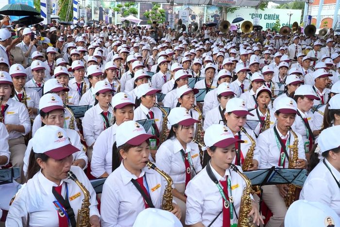 Tiếng kèn, tiếng trống và hợp xướng hòa quyện, góp phần tạo nên không gian linh thiêng trong sự kiện lịch sử của Giáo hội Công giáo Việt Nam.