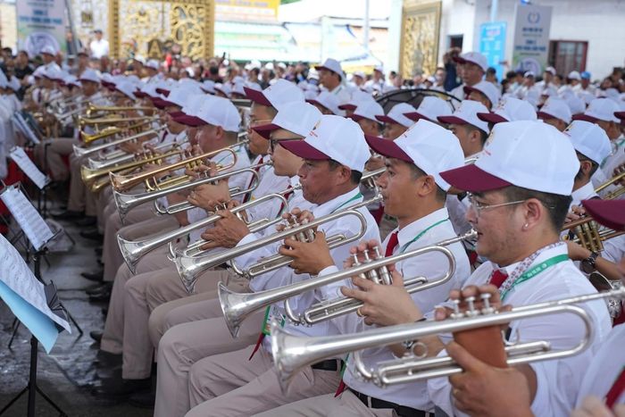 Đội hình chính thức gồm khoảng 550 nhạc công, cùng 150 thành viên dự bị. Dàn nhạc sử dụng nhiều loại nhạc cụ như saxophone, trumpet, sax alto, kèn bass và các loại trống, tạo nên một trong những đội hình kèn đồng quy mô lớn phục vụ đại lễ.