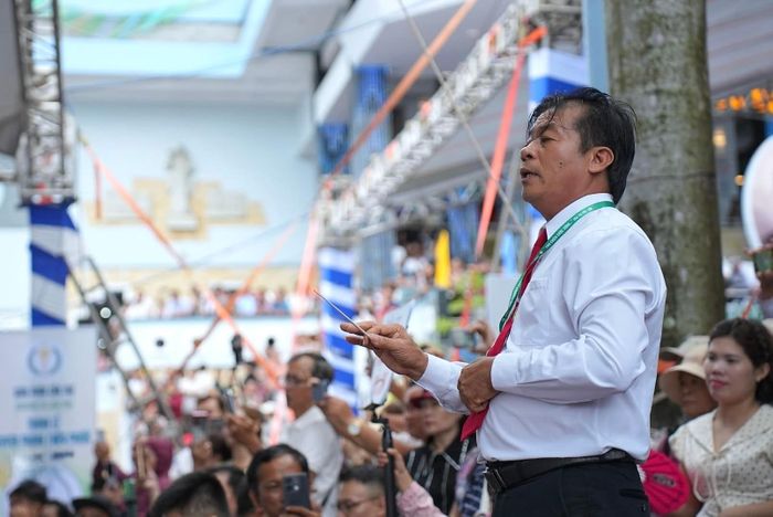 Theo nhạc trưởng Đinh Văn Độ, toàn bộ dàn kèn đã trải qua ba tháng tập luyện với nhiều giai đoạn, từ chia nhóm, phân bè đến ghép đội hình, phối hợp hòa âm và tổng duyệt nhằm bảo đảm sự đồng bộ trong đại lễ.