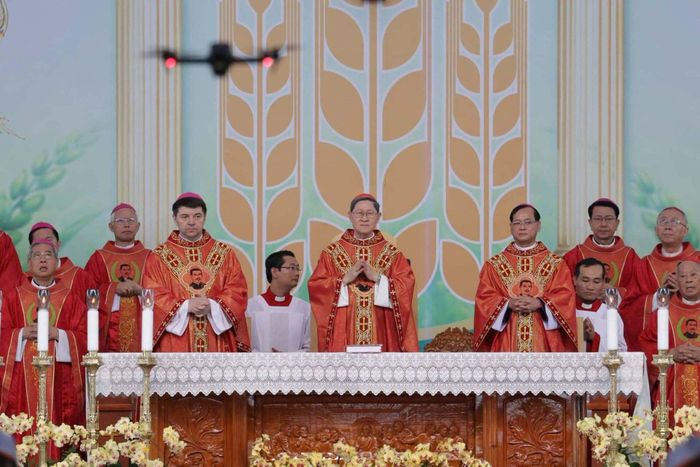 Đức Hồng y Luis Antonio Gokim Tagle chủ sự Thánh lễ.