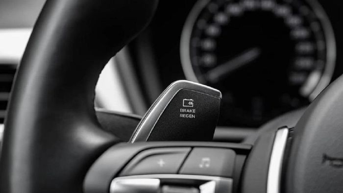 Hệ thống phanh tái sinh năng lượng là một tác nhân gây say xe. (Ảnh: Drive)
