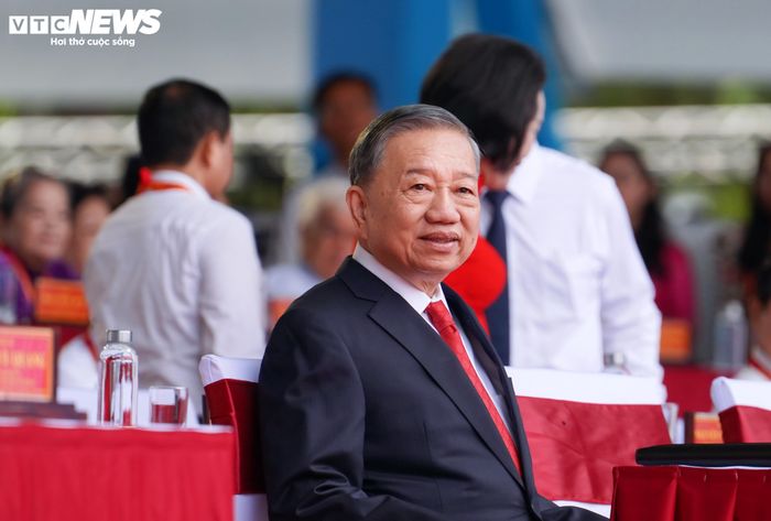Theo Tổng Bí thư, Chủ tịch nước, Việt Nam đang bước vào kỷ nguyên phát triển mới với những yêu cầu cao hơn, nhiệm vụ nặng nề hơn, thời cơ lớn hơn nhưng cũng đối mặt nhiều thách thức gay gắt hơn. Trong bối cảnh đó, TP.HCM không chỉ hòa cùng dòng chảy phát triển của đất nước mà còn phải trở thành động lực thúc đẩy dòng chảy ấy. “Thành phố phải tiếp tục đi trước, mở đường, thử nghiệm, đột phá và lan tỏa”, Tổng Bí thư, Chủ tịch nước nhấn mạnh.