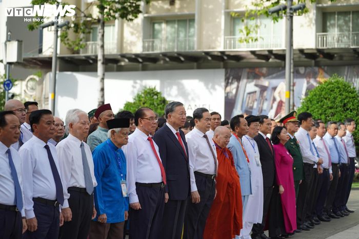 Sáng cùng ngày, Đoàn lãnh đạo Đảng, Nhà nước, Thành ủy, UBND, HĐND và Ủy ban MTTQ Việt Nam TP.HCM đã dâng hoa tại Công viên Tượng đài Chủ tịch Hồ Chí Minh trên phố đi bộ Nguyễn Huệ.