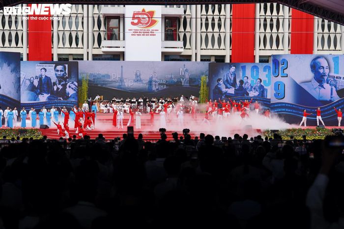 Đúng 8h, chương trình bắt đầu với phần biểu diễn nghệ thuật, nghi thức chào cờ và giới thiệu đại biểu.