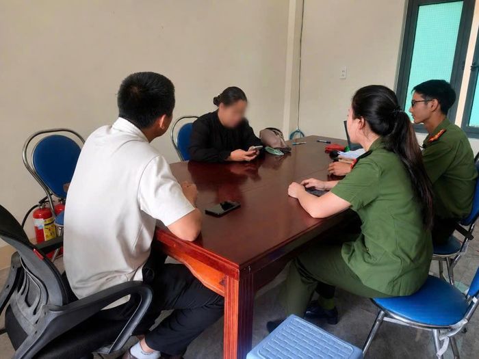 Công an Quảng Ngãi làm việc với trường hợp tương tác, chia sẻ thông tin xấu độc. (Ảnh: C.A)