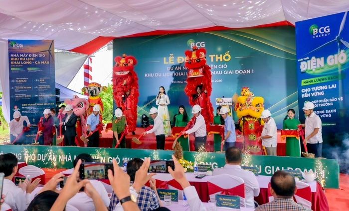 Các đại biểu thực hiện nghi thức động thổ Dự án Nhà máy điện gió Khu du lịch Khai Long – Cà Mau giai đoạn 1, tổng vốn đầu tư hơn 6.320 tỷ đồng.