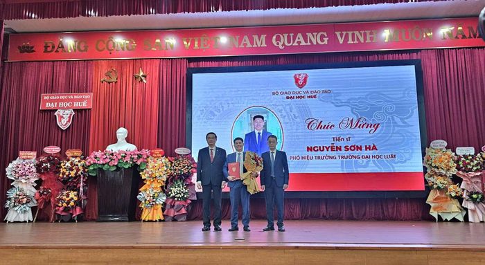 Lãnh đạo Đại học Huế trao quyết định bổ nhiệm Tiến sĩ Nguyễn Sơn Hà làm Phó Hiệu trưởng Trường Đại học Luật
