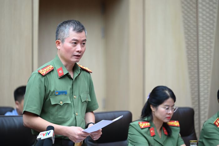 Đại tá Nguyễn Tuấn Hưng thông tin tại họp báo.