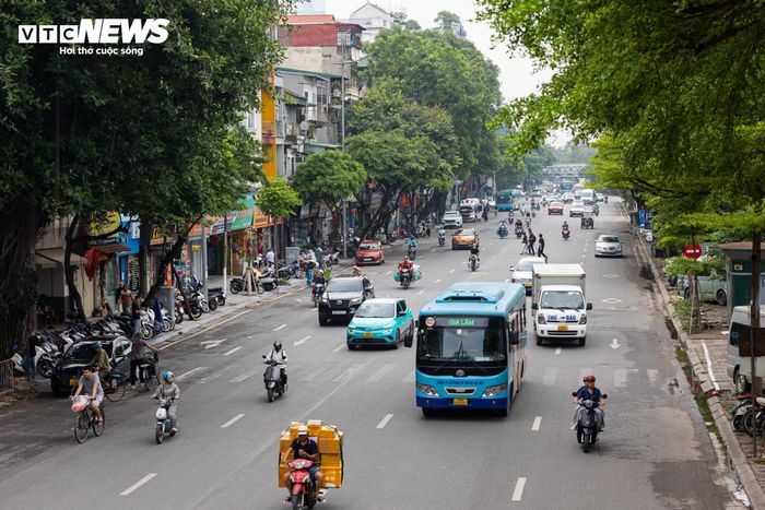 Để giảm ảnh hưởng đến hoạt động vận tải hành khách, thành phố bố trí 4 điểm trung chuyển trên các phố Bà Triệu, Trần Nhật Duật, Trần Quang Khải và Trần Khánh Dư, tạo điều kiện để xe chở khách trên 16 chỗ đón, trả khách trong thời gian bị hạn chế lưu thông. Theo Sở Xây dựng, giải pháp này giúp xe khách vẫn phục vụ hành khách nhưng không đi sâu vào khu vực trung tâm, qua đó góp phần giảm ùn tắc trong giờ cao điểm.