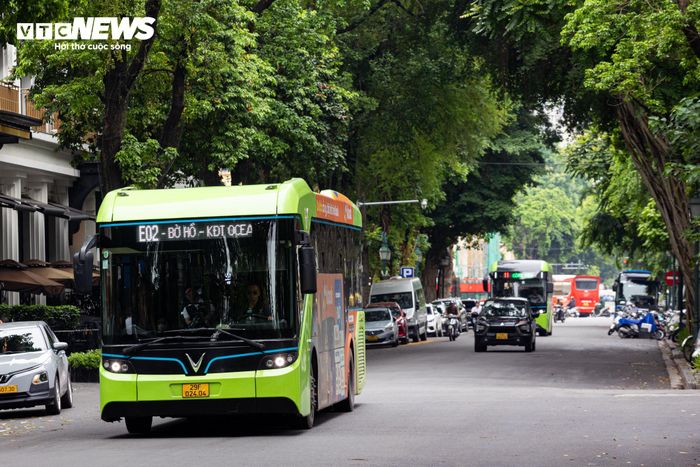 Song song với việc hạn chế phương tiện, Hà Nội tăng cường các giải pháp khuyến khích người dân sử dụng giao thông công cộng. Từ ngày 1/7/2026 đến hết 30/6/2027, hành khách được miễn toàn bộ tiền vé trên các tuyến xe buýt trợ giá khi di chuyển trong phạm vi Vành đai 1 (không áp dụng với xe buýt kinh doanh và xe buýt du lịch). Hiện có 45 tuyến, nhánh tuyến hoạt động trong khu vực. Trung tâm Quản lý, điều hành giao thông thành phố sẽ tiếp tục điều chỉnh lộ trình, triển khai hệ thống vé điện tử liên thông để tạo thuận lợi cho người dân.