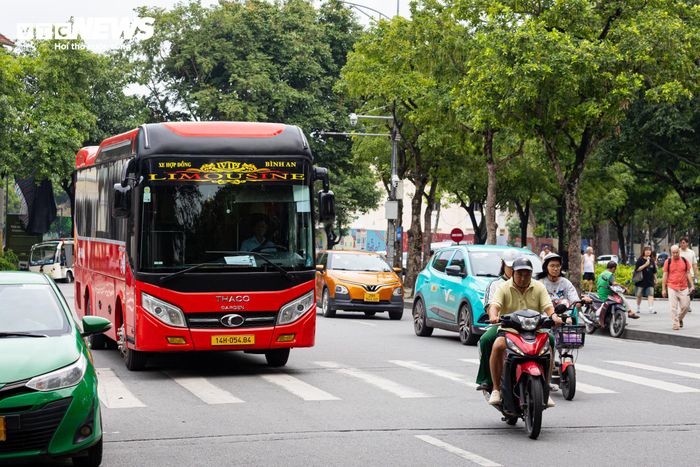 Cụ thể, ô tô chở khách trên 16 chỗ (trừ xe buýt và xe đưa đón học sinh) bị cấm lưu thông từ 6h đến 9h và từ 16h đến 19h30 hằng ngày. Các phương tiện này cũng không được dừng, đỗ trên các tuyến đường bao quanh khu vực trong cùng khung giờ nhằm giảm áp lực giao thông. 