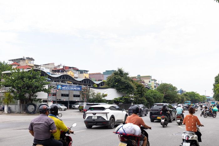 Để đáp ứng nhu cầu gửi xe của người dân, Sở Xây dựng phối hợp UBND các phường bố trí 220 bãi, điểm trông giữ xe tại khu vực thí điểm thuộc các phường Hoàn Kiếm, Cửa Nam và Ba Đình. Người dân có thể gửi phương tiện cá nhân bên ngoài khu vực hạn chế rồi tiếp tục di chuyển bằng xe buýt hoặc các phương tiện giao thông xanh.