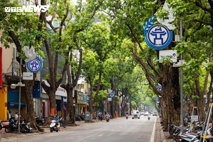 Khu vực 2 bao gồm phố cổ và vùng phụ cận hồ Hoàn Kiếm, được giới hạn bởi các tuyến Tràng Thi, Thợ Nhuộm, Hàng Bông, Phùng Hưng, Phan Đình Phùng, Hàng Đậu, Trần Nhật Duật, Trần Quang Khải, Tràng Tiền và Hàng Khay. Đây là khu vực bắt đầu áp dụng các biện pháp hạn chế đối với phương tiện sử dụng nhiên liệu hóa thạch.