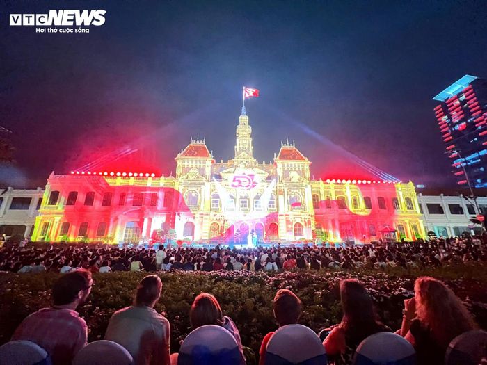 Tiếp đó, chương “Cất cánh” khắc họa hình ảnh một TP.HCM không ngừng chuyển mình mạnh mẽ về kinh tế, khoa học - công nghệ và đổi mới sáng tạo, nơi sức trẻ trở thành động lực cho sự phát triển.