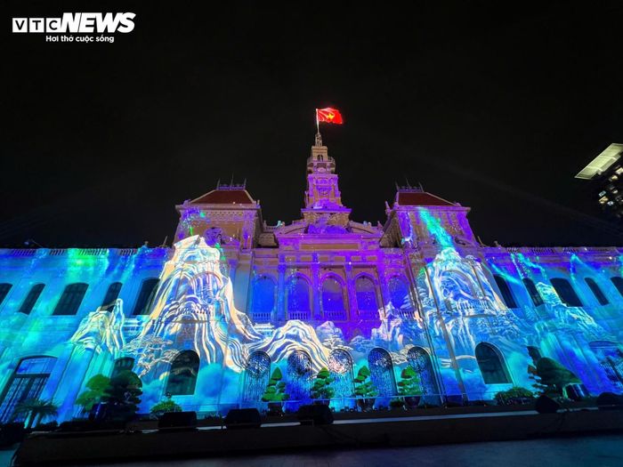 Chương trình mang chủ đề “Nửa thế kỷ tự hào - Nhịp đập Sài Gòn”, hướng đến việc tái hiện những dấu ấn lịch sử, tôn vinh các giá trị kiến trúc, văn hóa và hành trình phát triển của TP.HCM trong 50 năm qua.