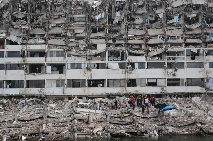 Các tòa nhà bị hư hại sau trận động đất kép ở Venezuela. (Ảnh: AP)