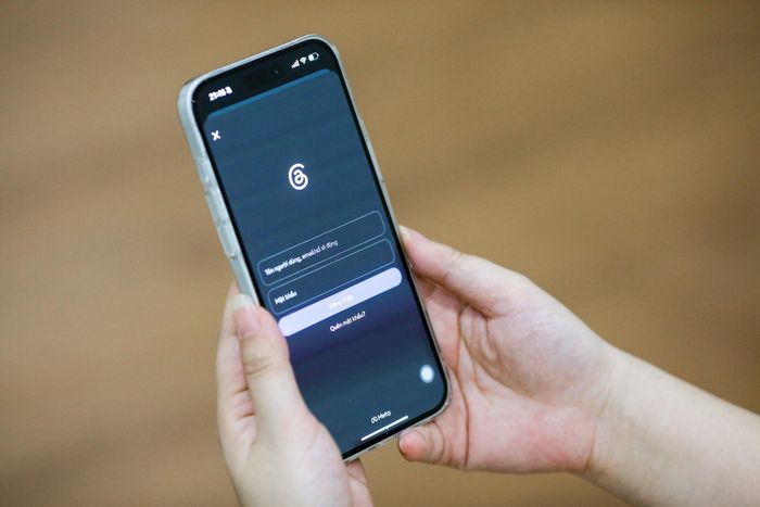 Người dùng đăng nhập vào mạng xã hội Thread. Ảnh: Khánh Huy