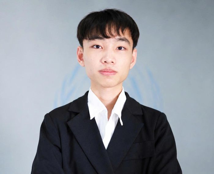 Nguyễn Thanh Bình (sinh năm 2006), cựu học sinh Trường THPT chuyên Nguyễn Du (Đắk Lắk) - thủ khoa toàn quốc tổ hợp C00 tại kỳ thi tốt nghiệp THPT 2026. Ảnh: NVCC