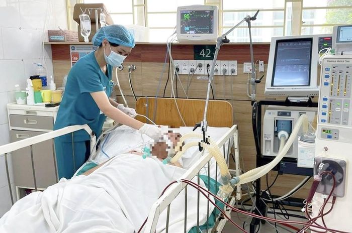 Điều trị cho thanh niên bị ngộ độc do hút thuốc lá điện tử có chứa chất ma túy tại Trung tâm Chống độc (Bệnh viện Bạch Mai). Ảnh: Bệnh viện cung cấp