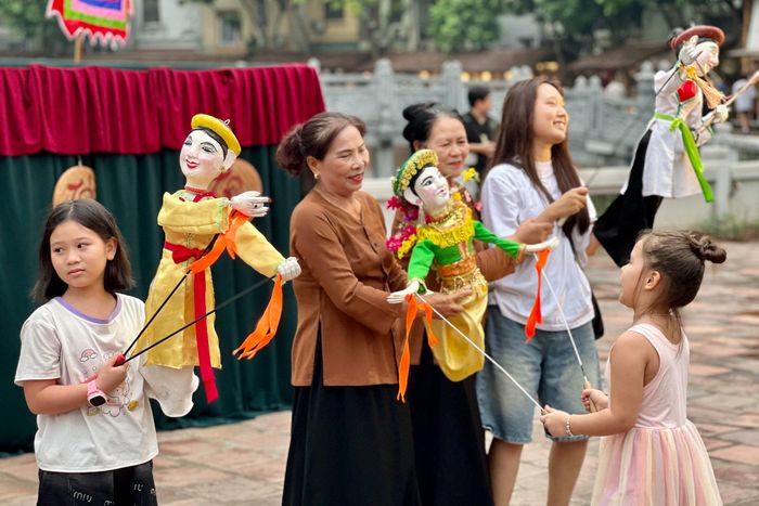 Những giá trị văn hóa cổ truyền được lưu truyền qua nhiều thế hệ nhờ dòng vốn hỗ trợ và chính sách ưu đãi của thành phố dành cho các nghệ nhân, những người đang ngày đêm thực hành và giữ lửa di sản văn hóa phi vật thể.