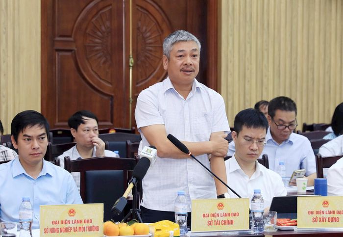 Đại diện các sở, ngành thành phố trao đổi tại buổi giám sát. Ảnh: TA