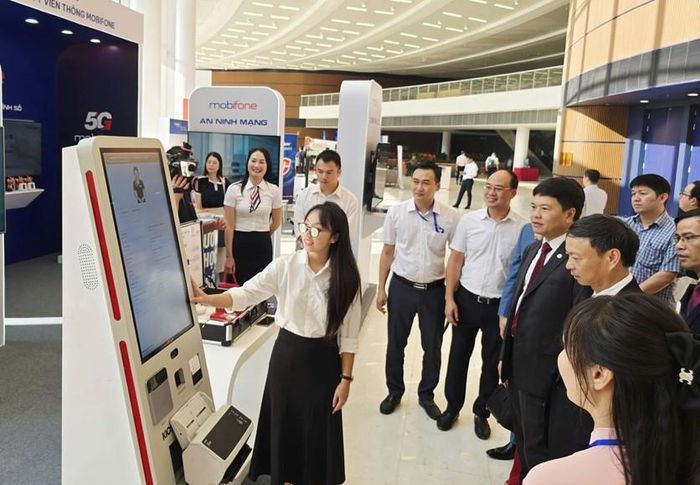 Thứ trưởng Bộ Khoa học và Công nghệ Hoàng Minh tham quan gian hàng Mobifone tại Techfest Hải Phòng 2025. Ảnh PV