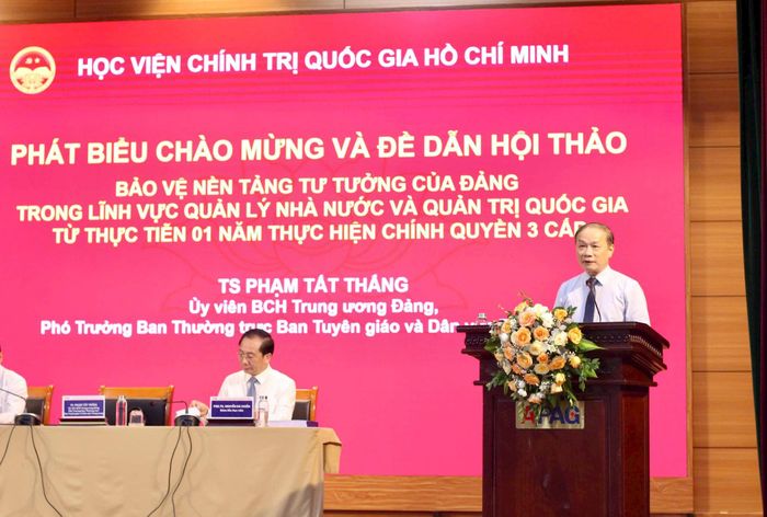 TS Phạm Tất Thắng, Phó Trưởng ban Thường trực Ban Tuyên giáo và Dân vận Trung ương phát biểu đề dẫn hội thảo. Ảnh: PN
