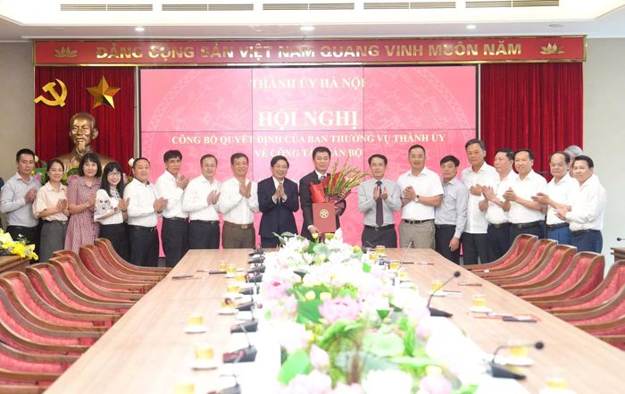 Lãnh đạo Ban Nội chính Trung ương và thành phố Hà Nội tặng hoa chúc mừng đồng chí Nguyễn Văn Toàn. Ảnh: Phạm Hùng