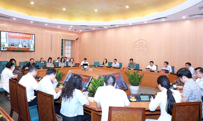 Ủy viên Ban Thường vụ Thành ủy, Phó Chủ tịch UBND thành phố Hà Nội Đỗ Anh Tuấn dự hội nghị tại điểm cầu UBND thành phố Hà Nội. Ảnh: Hồng Thái