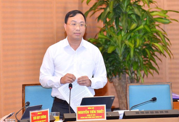Chánh Văn phòng UBND thành phố Hà Nội Nguyễn Tiến Thiết phát biểu. Ảnh: Viết Thành