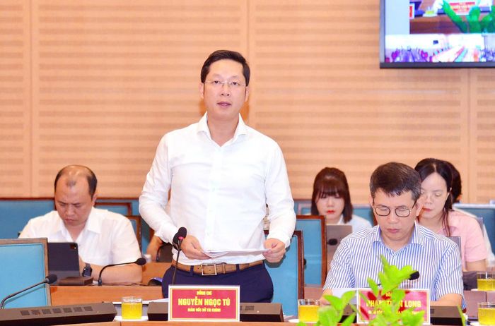 Giám đốc Sở Tài chính Nguyễn Ngọc Tú báo cáo tóm tắt tình hình, kết quả thực hiện kế hoạch phát triển kinh tế - xã hội 6 tháng đầu năm. Ảnh: Viết Thành