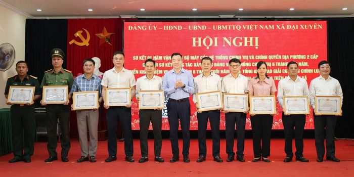 Các tập thể, cá nhân có thành tích được khen thưởng. Ảnh: TN