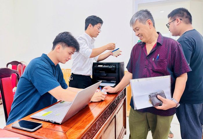 Người dân hài lòng với sự phục vụ tận tình của đội ngũ cán bộ cơ sở. Ảnh: Phương Xuyến