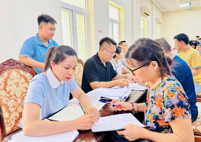 Công tác chi trả đền bù, hỗ trợ giải phóng mặt bằng diễn ra khẩn trương, nghiêm túc và đầy trách nhiệm. Ảnh: Phương Xuyến