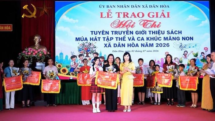 Phó Chủ tịch UBND xã Dân Hòa Hoàng Thị Kim Thanh trao giải Nhất tới Trường THCS Nguyễn Đức Lượng. Ảnh: DH