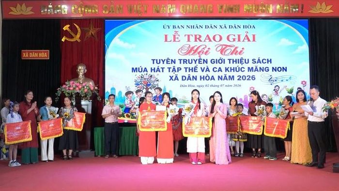 Ban tổ chức trao khen thưởng các đội đạt giải. Ảnh: DH