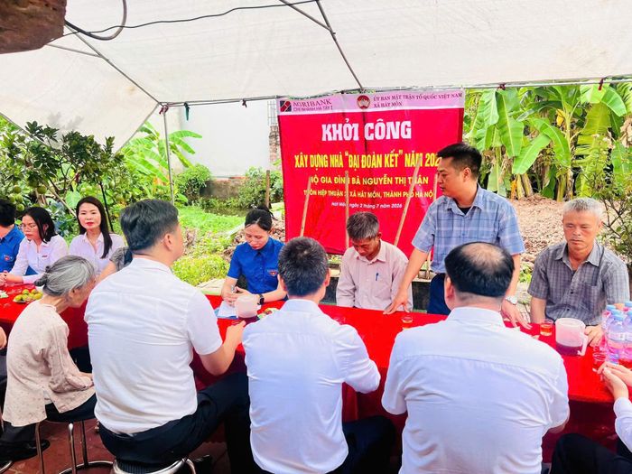 Đại diện Agribank Chi nhánh Hà Tây I, nhà tài trợ phát biểu tại buổi lễ. Ảnh: HM